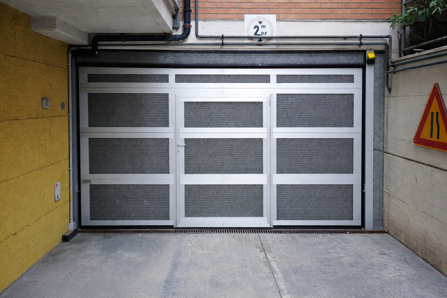 Portone sezionale traspirante per garage condominiale