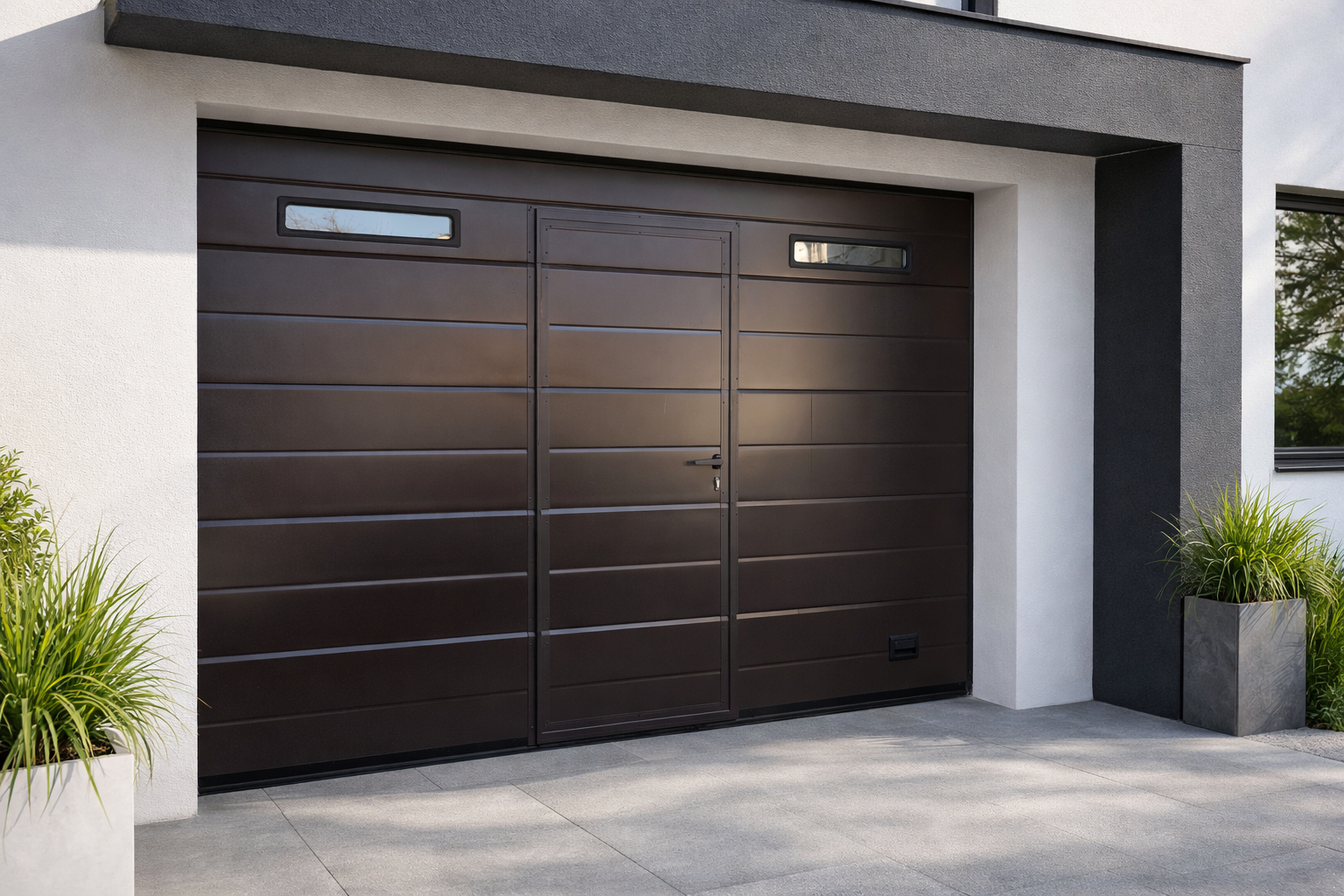 Portone sezionale brown per ristrutturazione residenziale